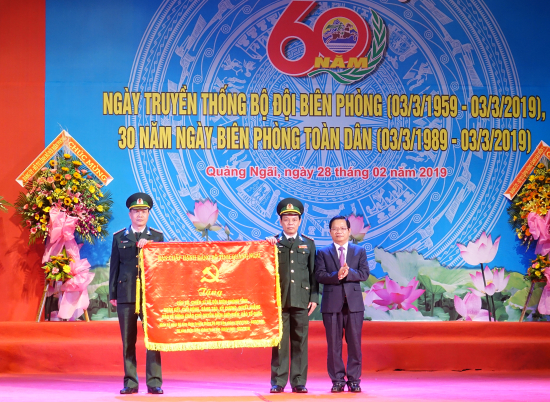 thay-mat-tinh-uy-quang-ngai-dong-chi-le-viet-chu-uvtw-dang-bi-thu-tinh-uy-tang-buc-truong-cho-bdbp-quang-ngai-anh-van-tanh