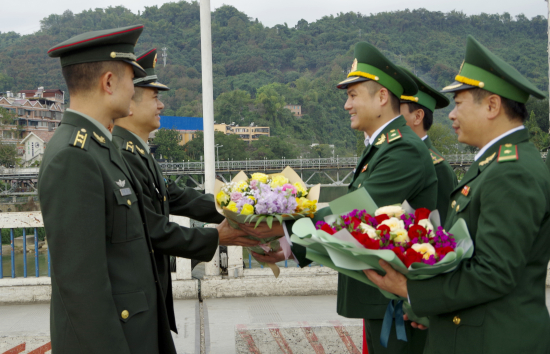 thieu-ta-bui-hong-ha-truong-doan-phia-viet-nam-tang-hoa-chuc-mung-thieu-ta-ly-ham-truong-doan-phia-trung-quoc-sang-tham-su-cac-hoat-dong-giao-luu-huu-nghi-nhan-dip-nam-moi