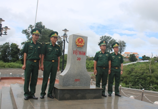 thieu-tuong-nguyen-hoai-phuong-thu-2-ben-phai-tham-kiem-tra-cot-moc-30-va-quoc-mon-cua-khau-qt-le-thanh-gia-lai-2