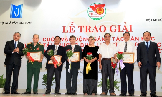thu-truong-bo-ldtbxh-doan-mau-diep-va-thu-truong-bo-vhttdl-le-khanh-hai-trao-giai-cho-cac-tac-gia
