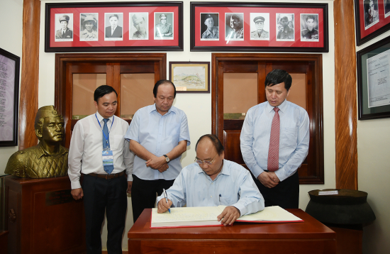 thu-tuong-viet-luu-but-tai-khu-di-tich