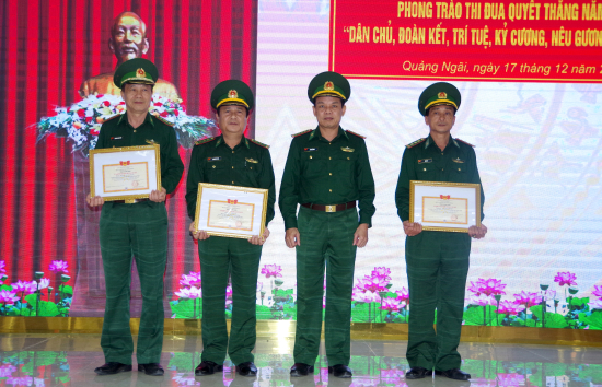 thua-uy-quyen-btl-bdbp-chi-huy-truong-bdbp-quang-ngai-trao-danh-hieu-cstd-cho-ca-nhan-dat-thanh-tich-trong-phong-trao-tdqt-nam-2019-anh-van-tanh