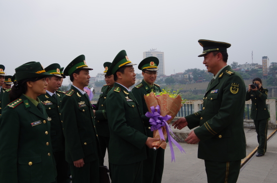 thuong-ta-duong-kiem-ba-tang-hoa-chuc-mung-don-bien-phong-cua-khau-quoc-te-lao-cai-sang-tham-gia-cac-hoat-dong-giao-luu-huu-nghi