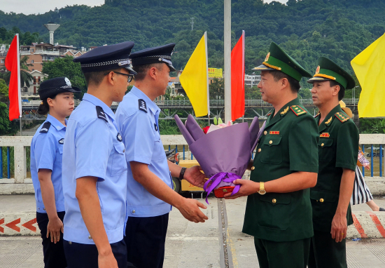 thuong-ta-duong-kiem-ba-truong-doan-phia-trung-quoc-tang-hoa-chuc-mung-don-truong-don-bien-phong-ckqt-lao-cai-trung-ta-hoang-quoc-phong