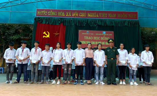 thuong-ta-hoang-van-tung-chinh-tri-vien-don-bpck-ly-van-tang-qua-cho-cac-em-hoc-sinh