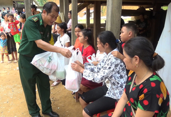 thuong-ta-nguyen-thanh-hai-pho-chu-nhiem-chinh-tri-bdbp-thanh-pho-ho-chi-minh-trao-qua-cho-nhan-dan-ban-sa-na