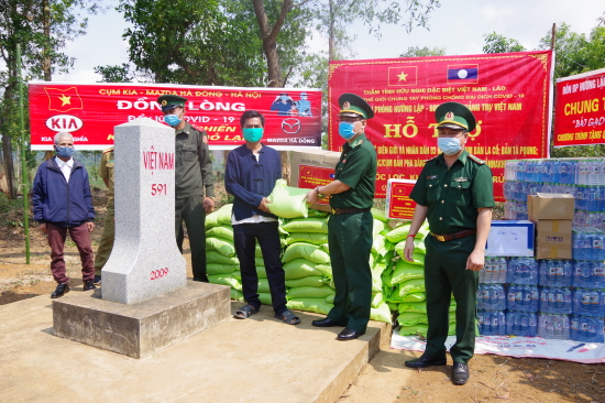 thuong-ta-tran-tuan-anh-traoqua-chonhan-dan-lao