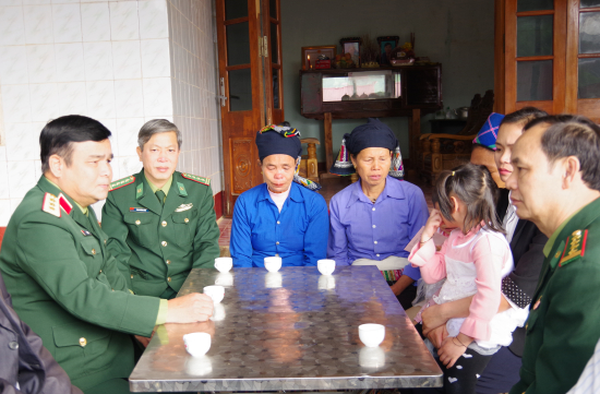 thuong-tuong-le-chiem-tham-hoi-dong-vien-va-tang-qua-cho-than-nhan-gia-dinh-thieu-ta-vi-van-nhat