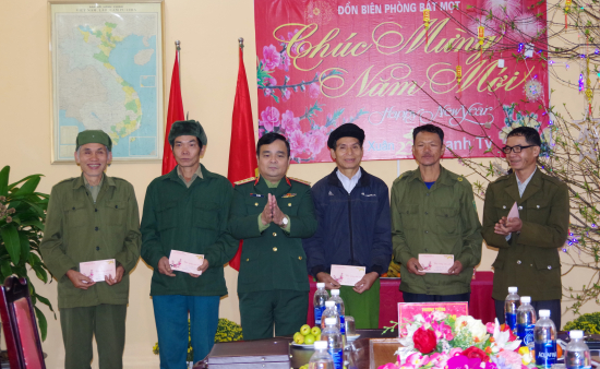 thuong-tuong-le-chiem-thu-truong-bo-qp-tang-qua-cho-5-ho-dan-tieu-bieu-trong-cong-tac-bao-ve-bien-gioi-cua-xa-bat-mot