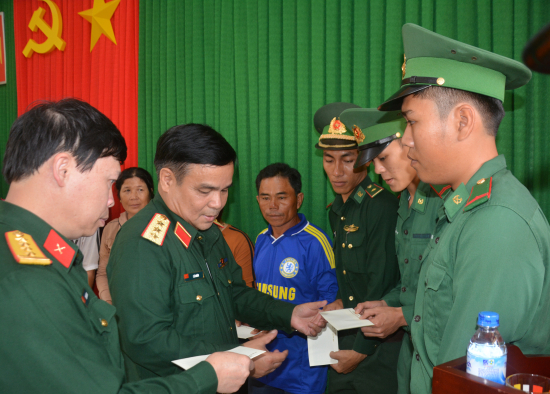 thuong-tuong-le-chiem-thu-truong-bo-quoc-phong-tang-qua-cho-quan-nhan-va-gia-dinh-quan-nhan-co-hoan-canh-dac-biet-kho-khan-o-dia-ban-dao-ly-son