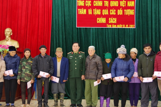 thuong-tuong-nguyen-trong-nghia-uvtw-dang-pho-chu-nghiem-tcct-qdnd-vn-tang-qua-doi-tuong-chinh-sach-tai-xa-tam-kim-nguyen-binh-cao-bang