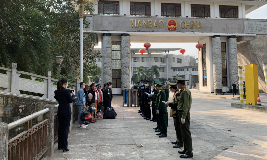 tiep-nhan-cach-ly-22-cong-dan-viet-nam-do-trung-quoc-trao-tra