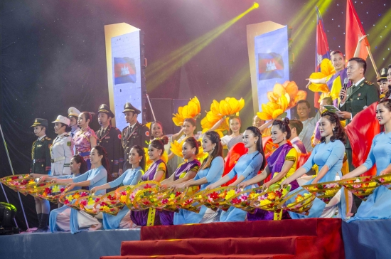 tiet-muc-mo-dau-la-viet-nam-tuoi-dep-chao-ban-bon-phong-do-dien-vien-2-nuoc-thuc-hien
