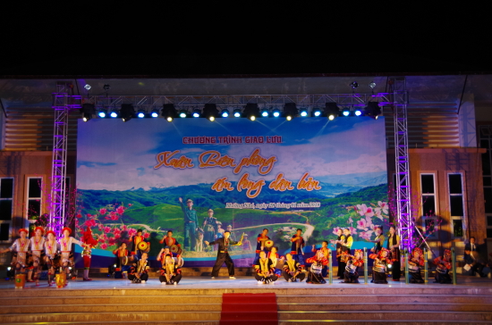 tiet-muc-van-nghe-cua-dien-vien-quan-chung-huyen-muong-nhe