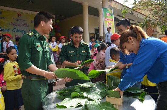to-chuc-goi-banh-chung-tai-xa-eabung