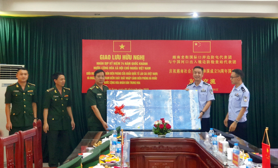 tram-kiem-soat-bien-phong-xuat-nhap-canh-ha-khau-tang-qua-cho-don-bpckqt-lao-cai