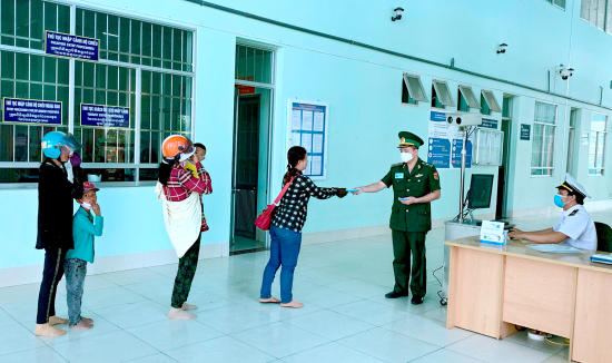 tram-kiem-soat-bpckqt-binh-hiep-phat-khau-trang-cho-hanh-khach-qua-ve-cua-khau