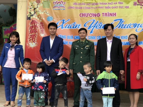 trao-5-suat-qua-dac-biet-tri-gia-3-trieu-dong-cho-cac-hoc-sinh-ngheo-truong-man-non-cam-nhuong