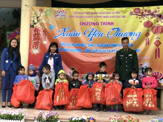 trao-50-suat-qua-cho-truong-man-non-cam-nhuong