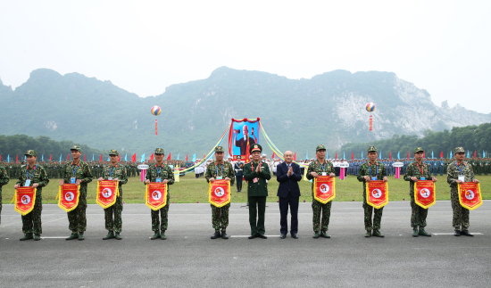 trao-co-luu-niem-cho-cac-doan-jpg