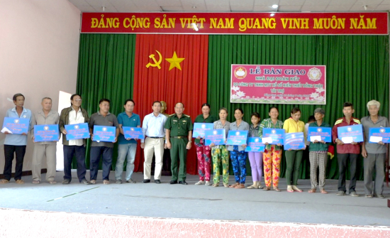 trao-nha-cho-cac-ho-co-hoan-canh-kho-khan-2