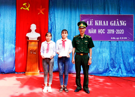trao-quy-nang-buocxs-em-toi-truong-cho-hoc-sinh-xa-na-meo