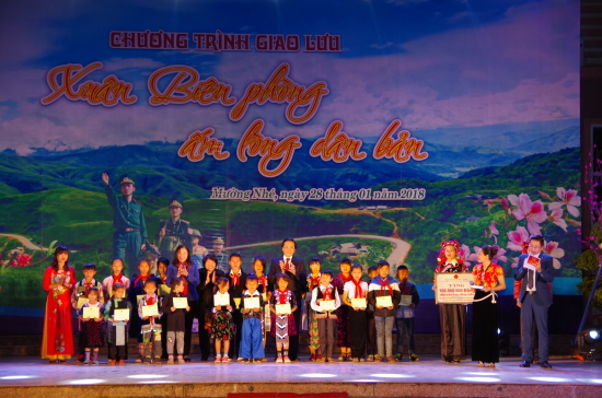 trao-tang-100-xuat-hoc-bong-cua-quy-bao-tro-tre-em-viet-nam-cho-100-hoc-sinh-ngheo-hieu-hoc-cua-huyen-muong-nhe