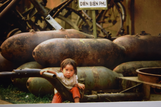tre-em-choi-truoc-bao-tang-o-dien-bien-phu