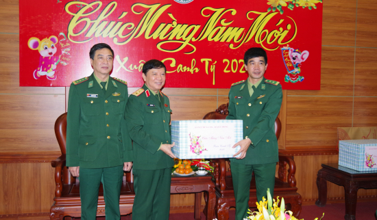 trung-tuong-le-hien-van-tang-qua-can-bo-chien-sy-don-bp-sam-son