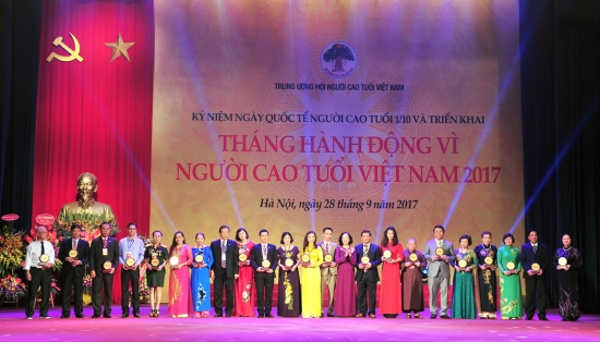 truong-ban-dan-van-truong-thi-mai-tang-qua-cho-cac-don-vi-co-nhieu-dong-gop-trong-cac-hoat-dong-cham-soc-ng-cao-tuoi-copy