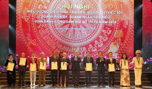 truong-ban-tuyen-giao-trung-uong-vo-van-thuong-va-bi-thu-thanh-uy-hoang-trung-hai-trao-tang-danh-hieu-cong-dan-thu-do-uu-tu-nam-2018-cho-10-ca-nhan