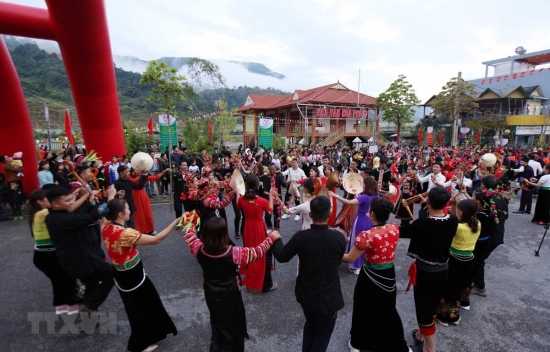 ttxvn-lai-chau-le-hoi-nem-con-ba-nuoc-viet-lao-trung-lan-thu-vi-154509200-4342014