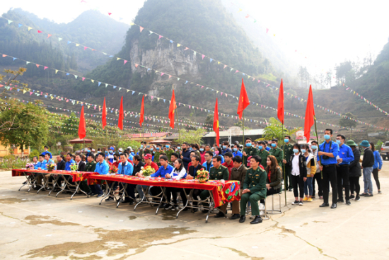 u9bjne05g6-25580_f_k7d0zouv1_Cc_i_biu_v_on_vin_thanh_nin_d_l_ra_qun_ti_x_Tung_Chung_Ph_huyn_Mng_Khng