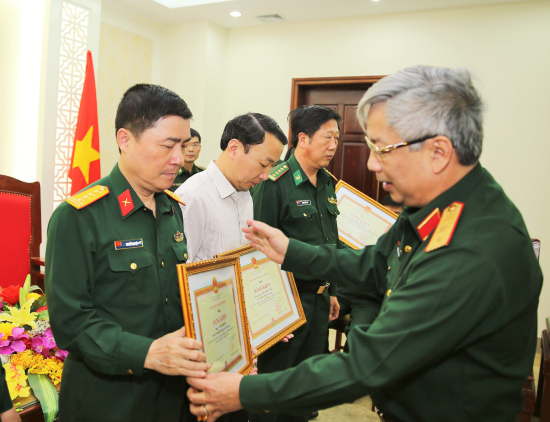 u9k2eixfz4-47118_6125914671060977604_ANH_1