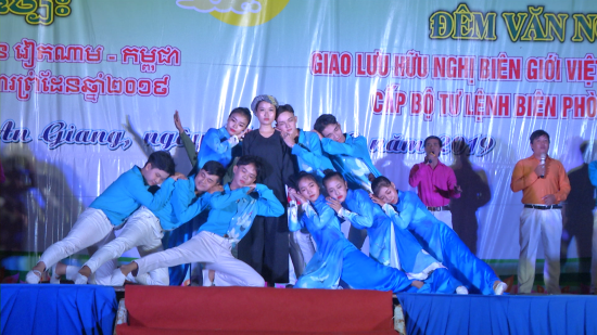 ul4s2e08fa-18600_f_jzq5um7k1_van_nghe_2