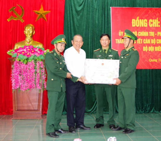 us7v_dc-truong-hoa-binh-tang-qua-tet