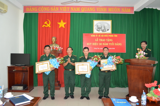 v8slg763y2-53160_14679108271288208982_dai_ta_Bui_Nam_Dinh_tng_huy_hieu_cho_3_dc