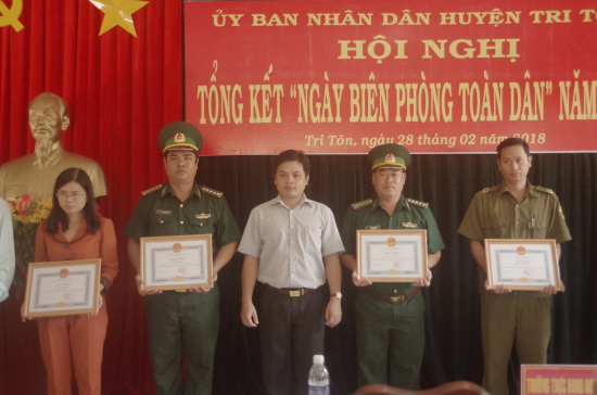vh1jlb2cz5-72900_3177489801898257438_ng_NguynHu_Ngc_Ph_B_th_Huyn_y_huyn_Tri_Tn_trao_Bng_khen_y_ban_nhn_dn_tnh_An_Giang_cho_2_tp_th_v_2_c_nhn.