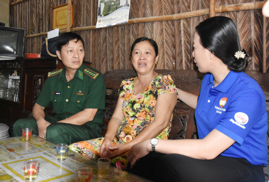 w965ftpuiz-10360_f_jrddhfbw2_anh_2._Tang_qua_gia_dinh_kho_khan