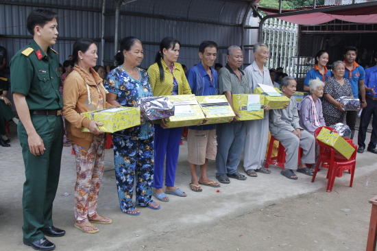 wqlxjyg845-51385_1051066939835079535_anh_3._tang_qua_cho_nguoi_ngheo