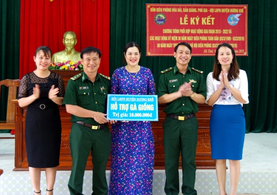 x7ewkvzjrp-75613_20816275831129685318_i_din_Hi_LHPN_huyn_Hng_Kh_Trao_qu_con_ging_cho_n_Bin_phng_Ha_Hi_