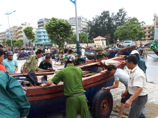 ycxkav9pml-1939_17553177361742231977_Can_bo_chien_sy_Don_BP_Sam_Son_huong_dan_giup_dan_dua_tau_ve_noi_tru_an_an_toan