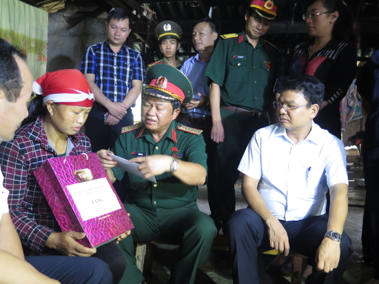 yf78q2wzim-51831_899547168976477922_DAI_TUONG_DO_BA_TY_THAM_HOI_TANG_QUA_GIA_DINH_BA_TAN_SU_MAY