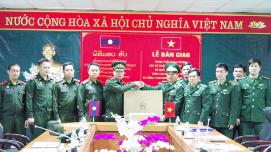 yfmx_trao-cac-trang-thiet-bi-cho-bdbp-lao-1