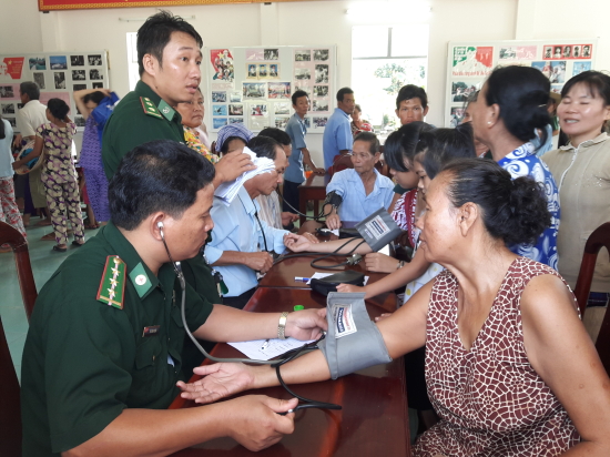z1039n4e2g-50289_2006114135322391404_Y_Bc_s_BBP_An_Giang_khm_bnh_cho_ngi_ngho_khu_vc_bin_gii