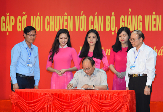 z8kn1q54sj-48232_597f659d-1c70-48ea-ab70-de16349e2c3d_Thu_tuong_noi_chuyen_voi_sinh_vien_1