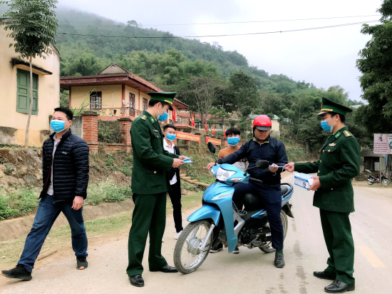 zc098jn6xk-24689_f_k6burypf2_n_Bin_phng_Trung_L_pht_khu_trang_cho_nhn_dn_trn_a_bn