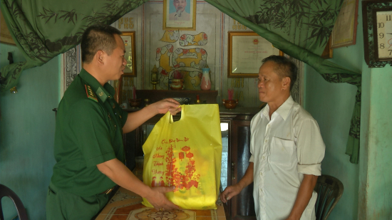zg26psevhy-51127_2459579581897272831_BCH_BIEN_PHONG_QUANG_TRI_TANG_QUA_THAN_NHAN_LIET_SY