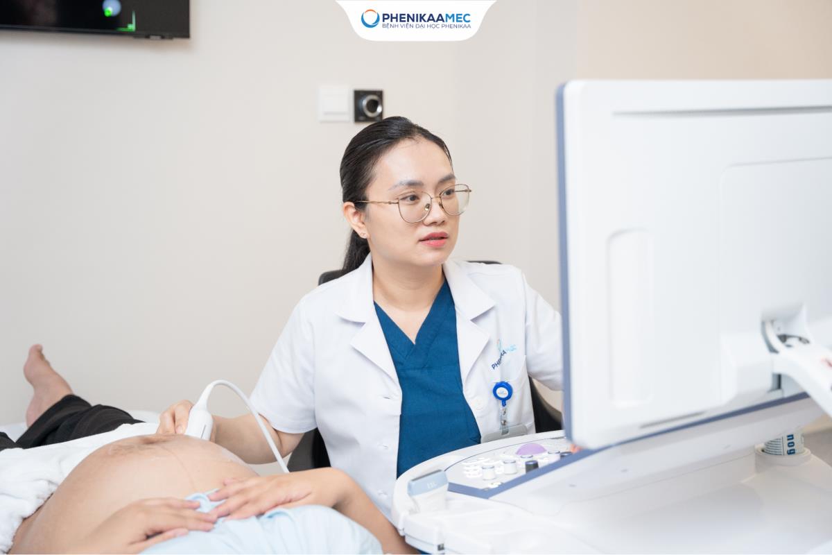 Khám thai đúng lịch giúp theo dõi liên tục sức khỏe của mẹ, sự phát triển của thai nhi và kịp thời nhận diện những dấu hiệu cần lưu ý