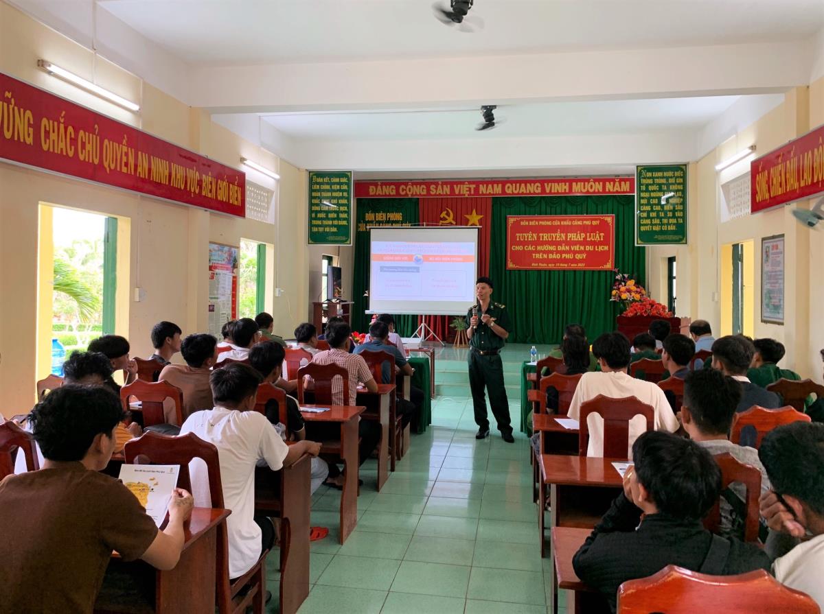 Tuyên truyền pháp luật trong lĩnh vực du lịch cho hướng dẫn viên trên đảo Phú Quý